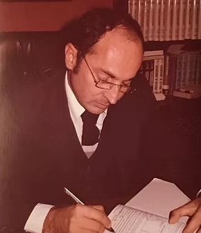 Fundador do escritório trabalhando em sua mesa